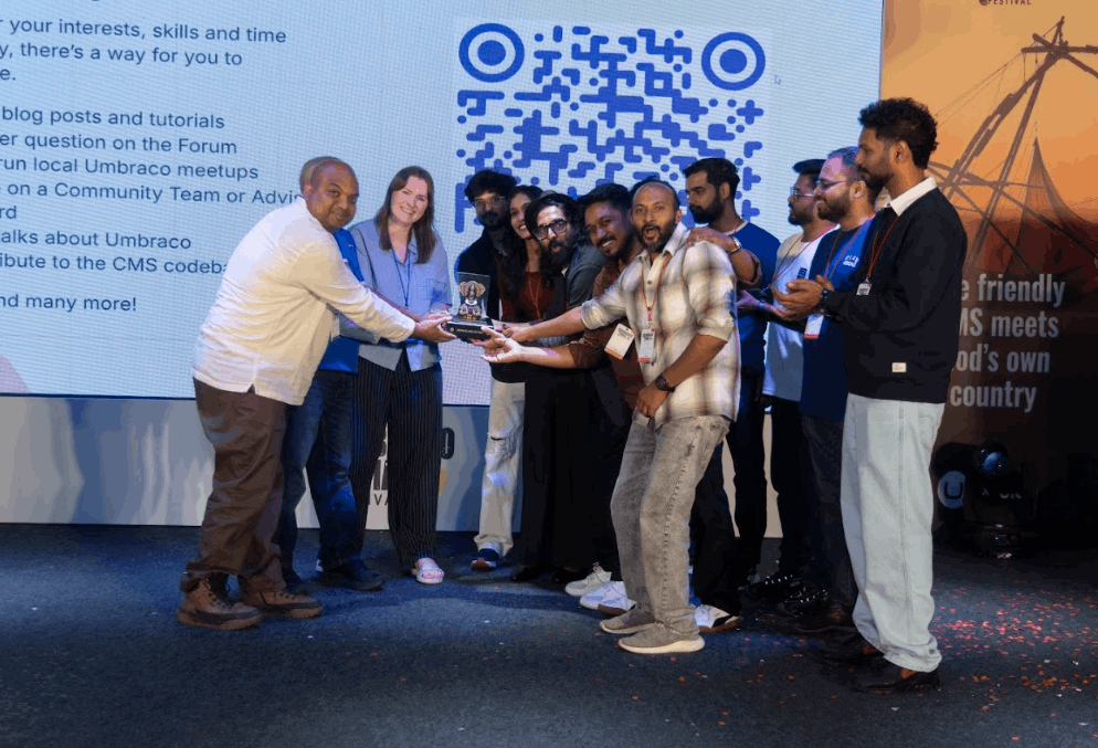Gift exchange — Umbraco India Festival team presenting a memento to HQ