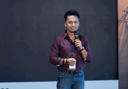 Simon presenting his AI session on stage